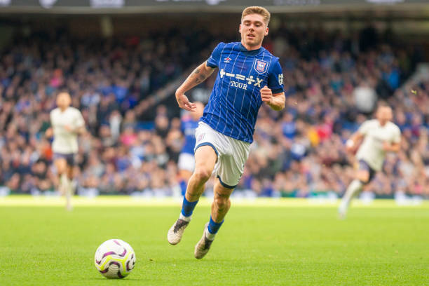 波尔图球员伸手指挥队友解围，队友却把球踢他手上送了个点球.